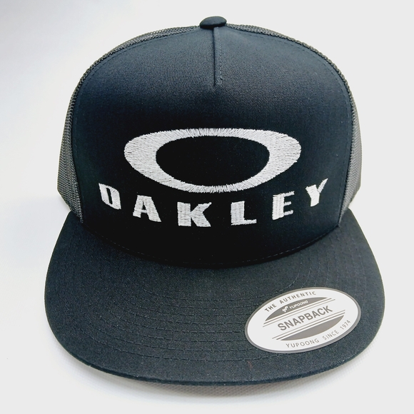 Oakley Black Mesh Flatbill Yupoong Snapback Cap - Picture 1 of 4